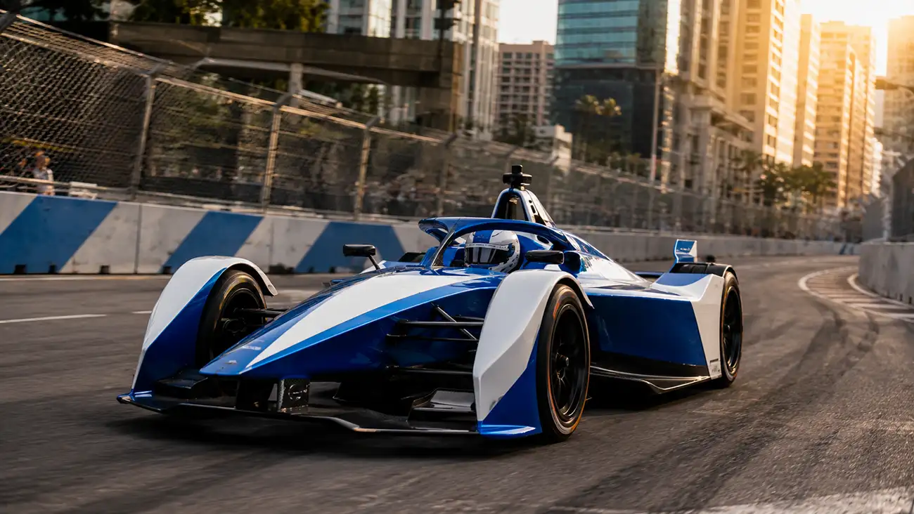 Vettura Formula E in pista su un circuito cittadino urbano durante un E-Prix