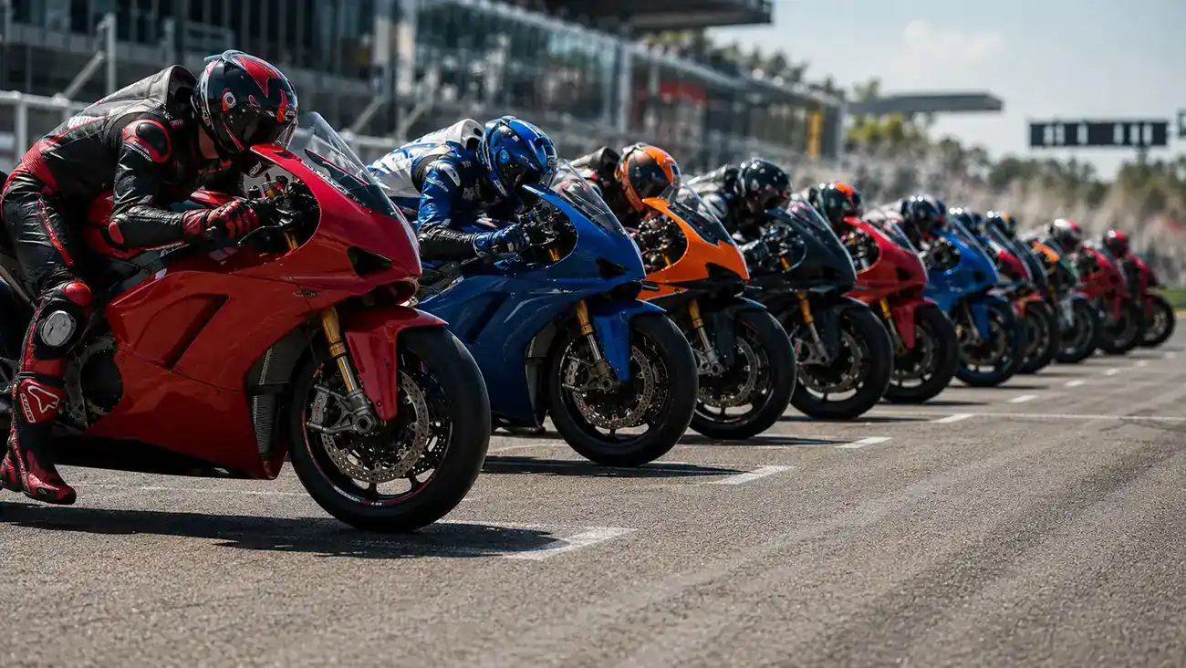 Piloti MotoGP 2026 in griglia di partenza con i colori delle scuderie principali